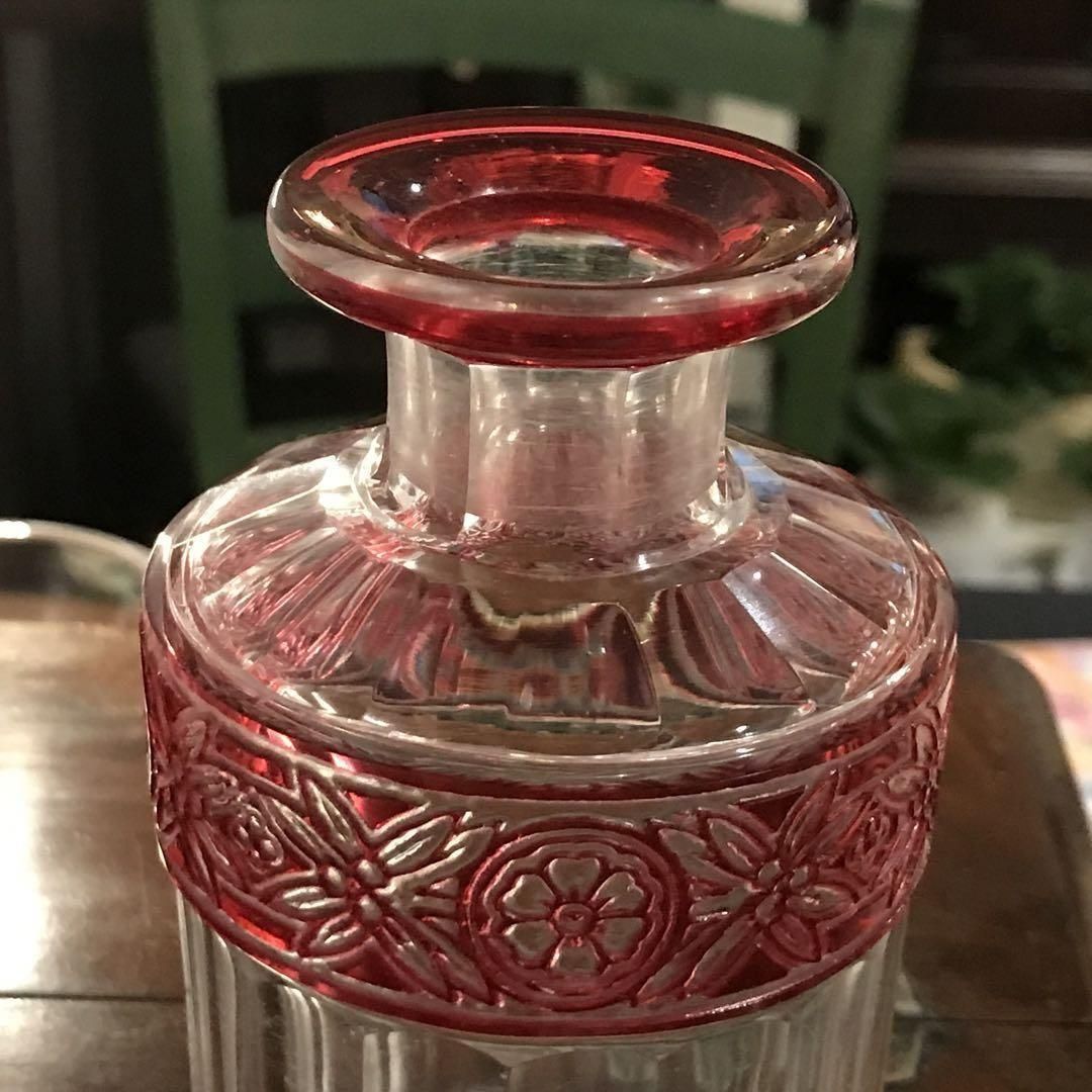 アンティークバカラの優雅なルビーレッド花香水瓶 19世紀後半製 希少な