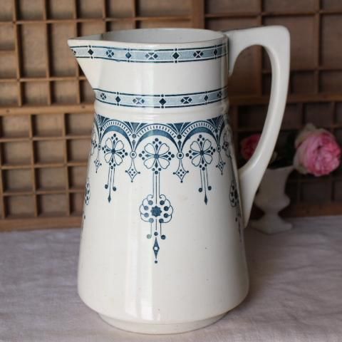 フランス製アンティーク洗面用ジャグの存在感