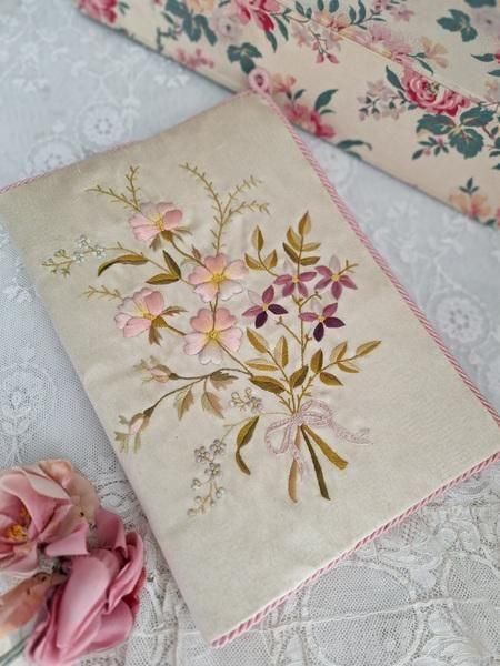 フランスアンティーク小さなバラ刺繍にレースが見事なハンキーケース