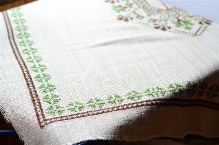 ヴィンテージドイツ製刺繍テーブルクロス豊かな風合い