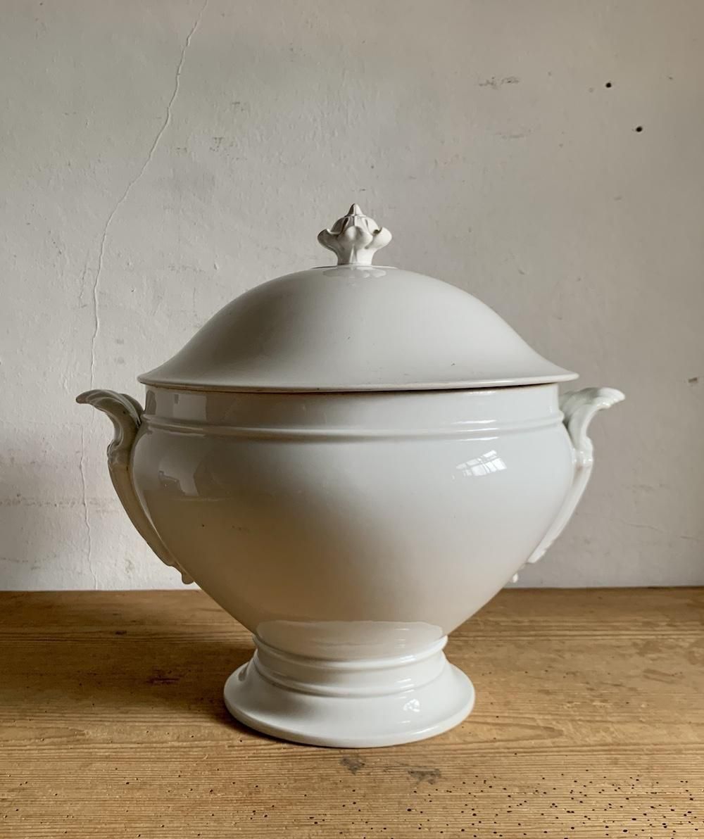 フランス製アンティーク陶器スーピエールの存在感