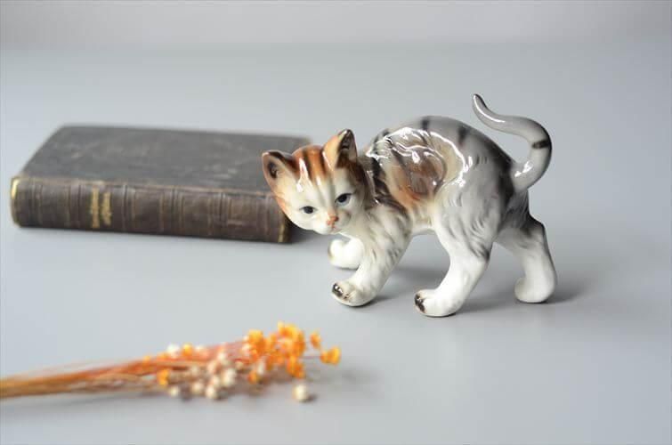 フランス製ヴィンテージ白磁器猫フィギュア可憐な佇まい