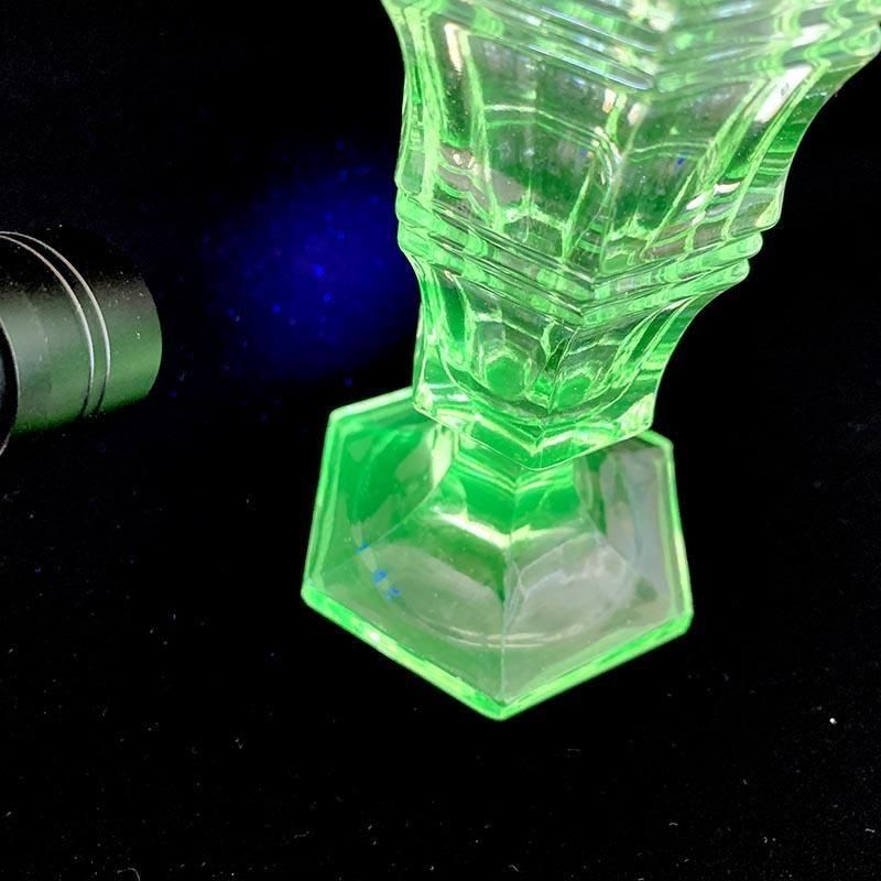 ウランガラス フラワーベース 緑の花瓶 オブジェ