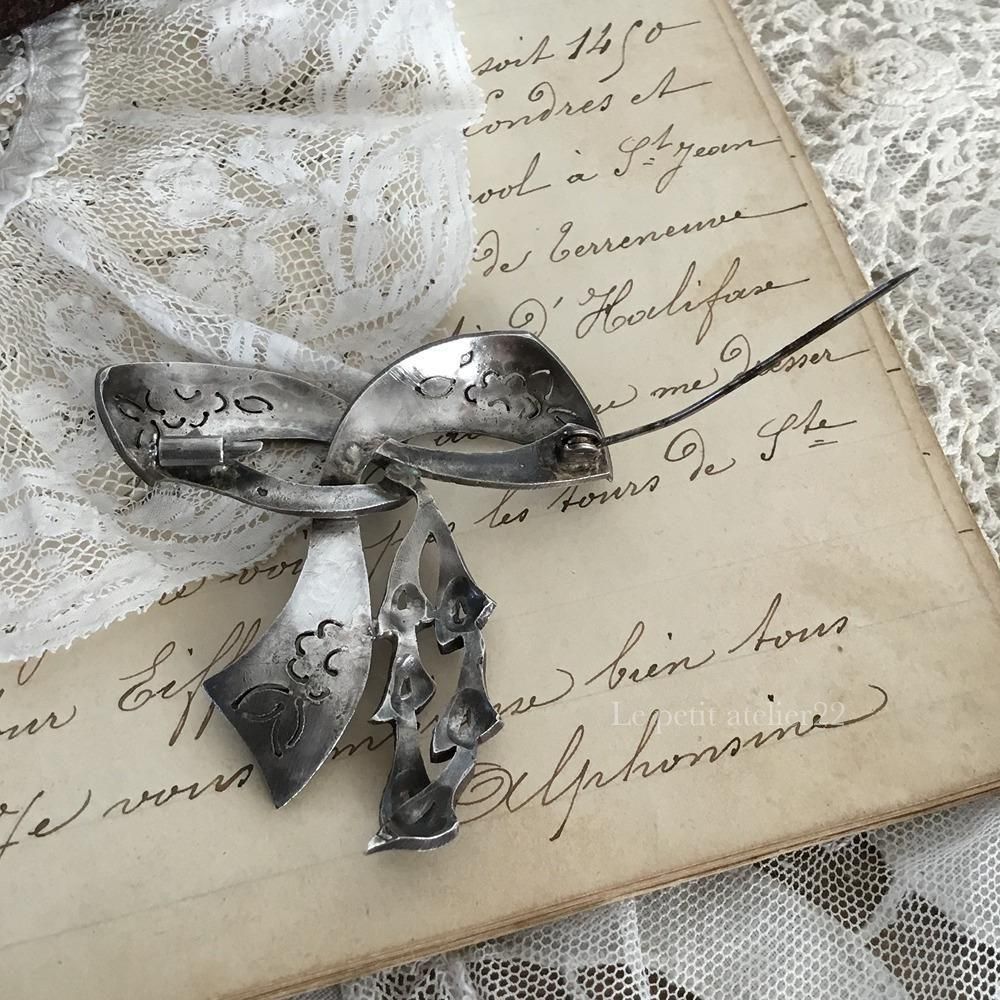 フランス アンティーク シルバー ブローチ リボン マルカジット マーカ