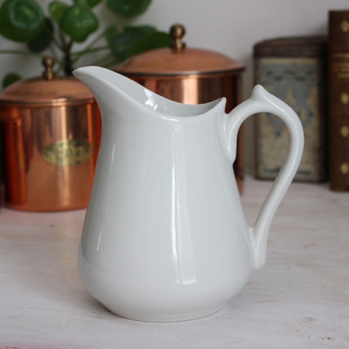 フランスブロカント サルグミンヌ白いピッチャーの魅力アンティーク