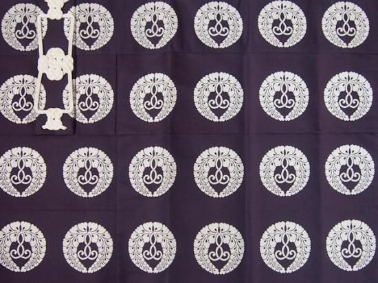 予約販売】 五条袈裟 紫色 下藤白紋 《交織製》／お仏具・法衣袈裟の