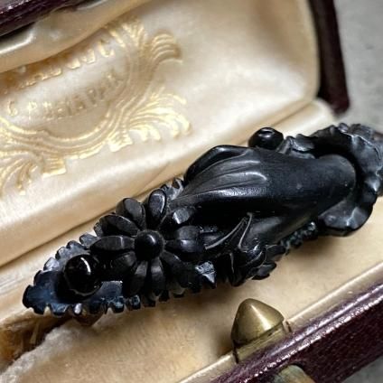ヴィクトリアン ウィットビージェット オニキス ハンドブローチ