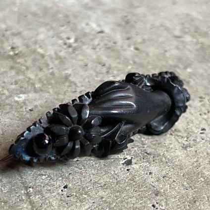 ヴィクトリアン ウィットビージェット オニキス ハンドブローチ