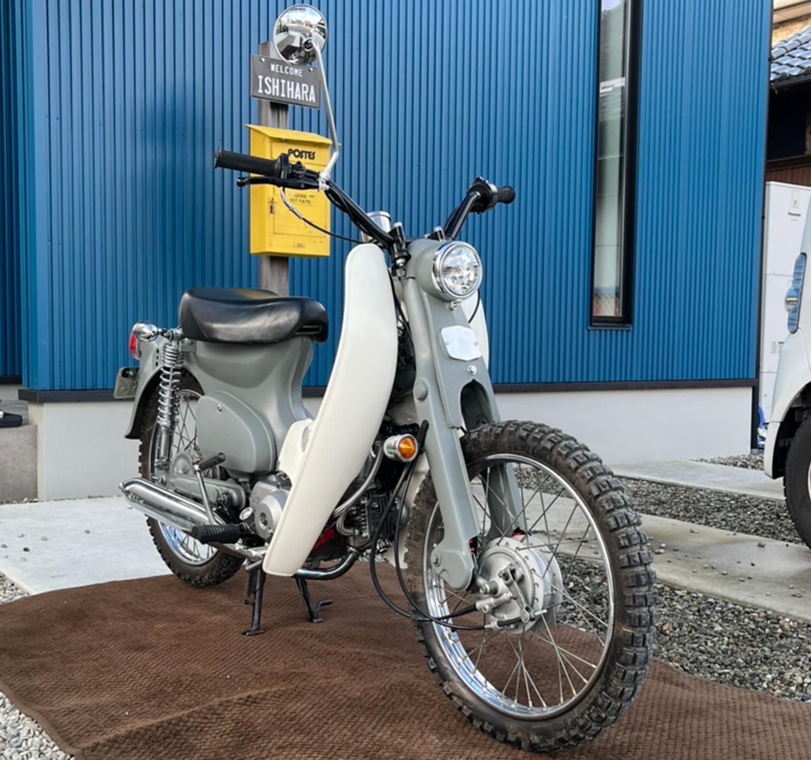 ホンダ スーパーカブ50をフレンチグレーで刷毛塗り全塗装！ - 刷毛