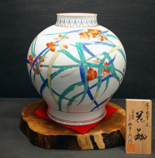 人間国宝重要無形文化財十三代柿右衛門作色絵牡丹唐花剣菱文花瓶 十三