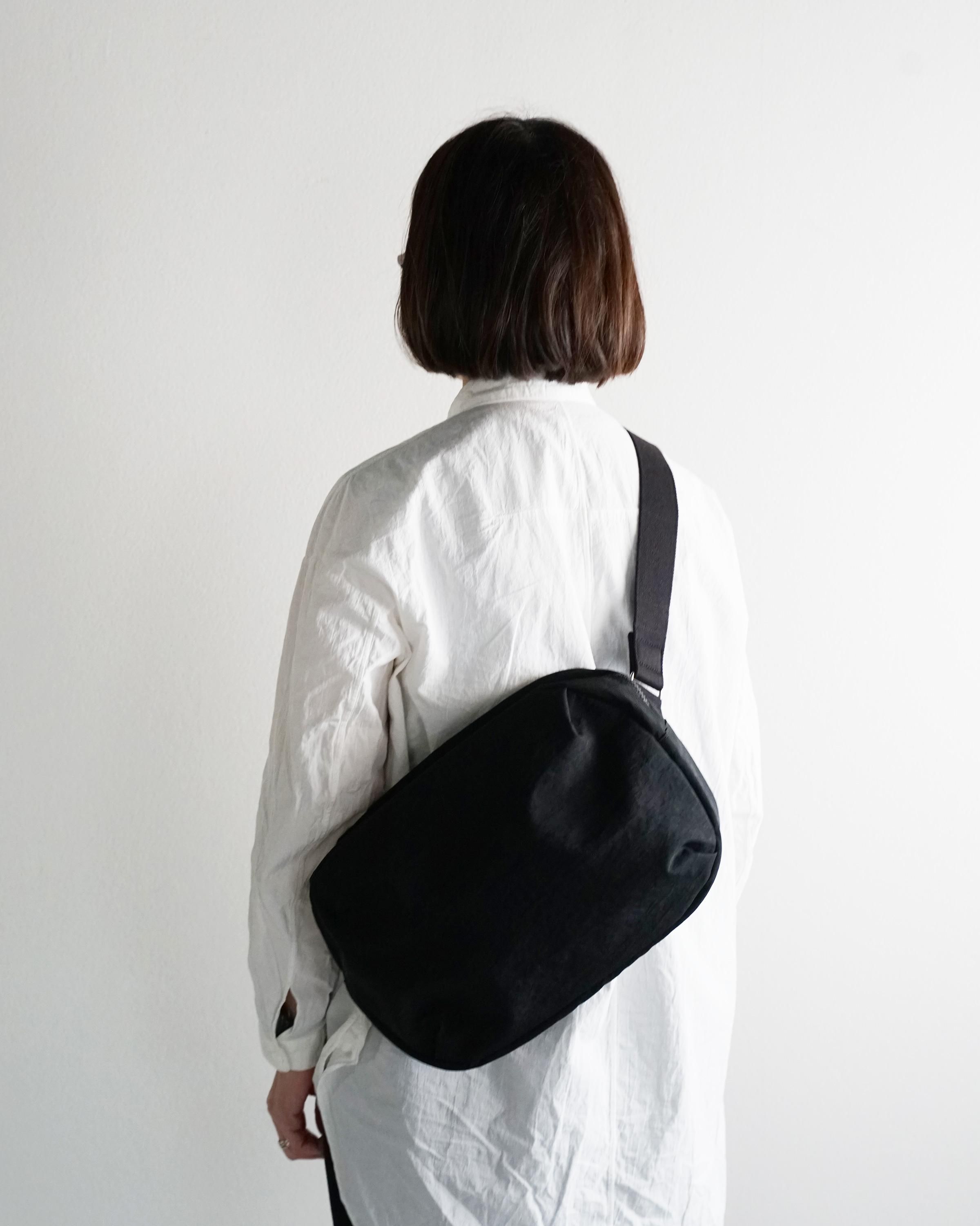 NIZYU KANO / にじゅうかのう FUKUI SIWAナイロンボディバッグ L【期間