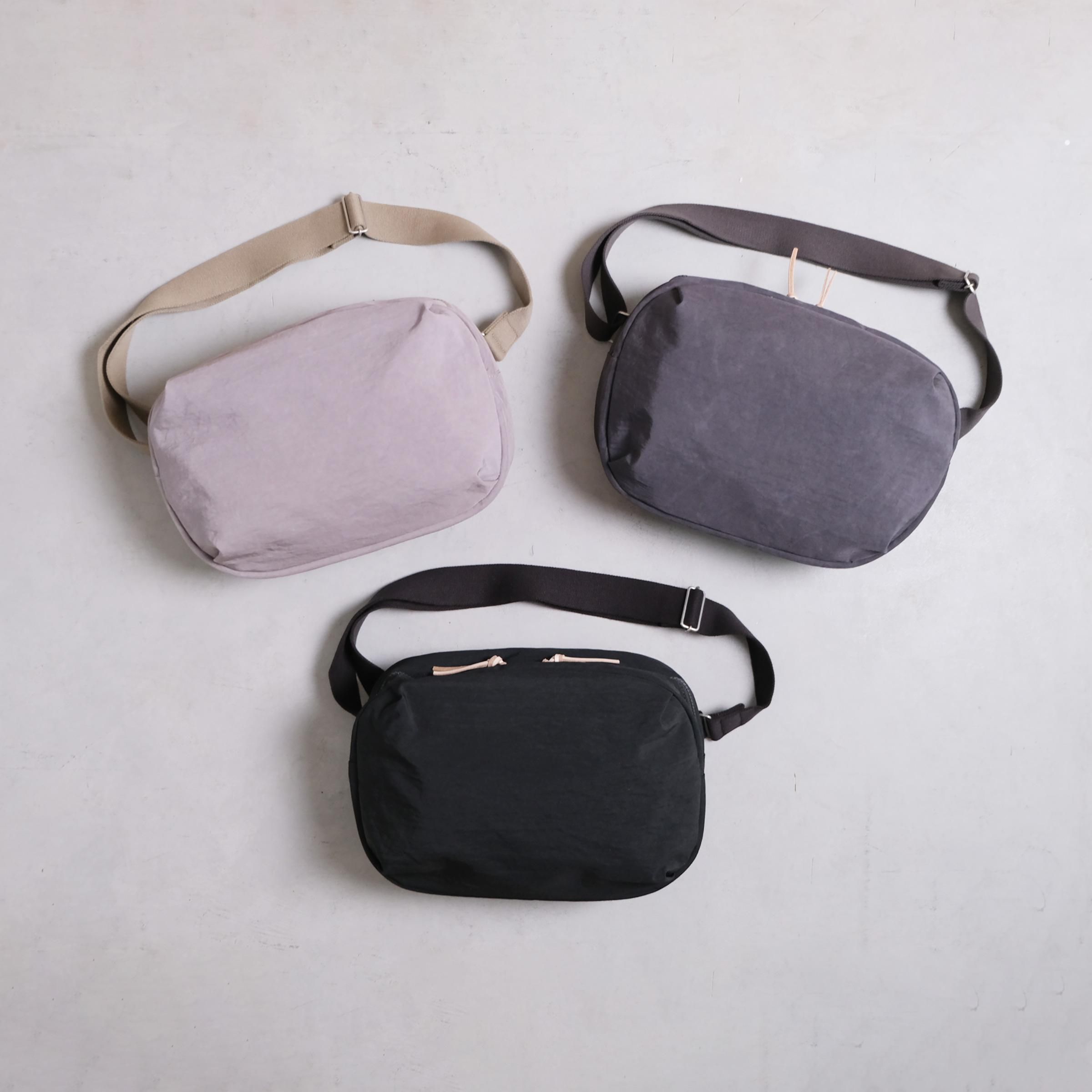 NIZYU KANO / にじゅうかのう FUKUI SIWAナイロンボディバッグ L【期間