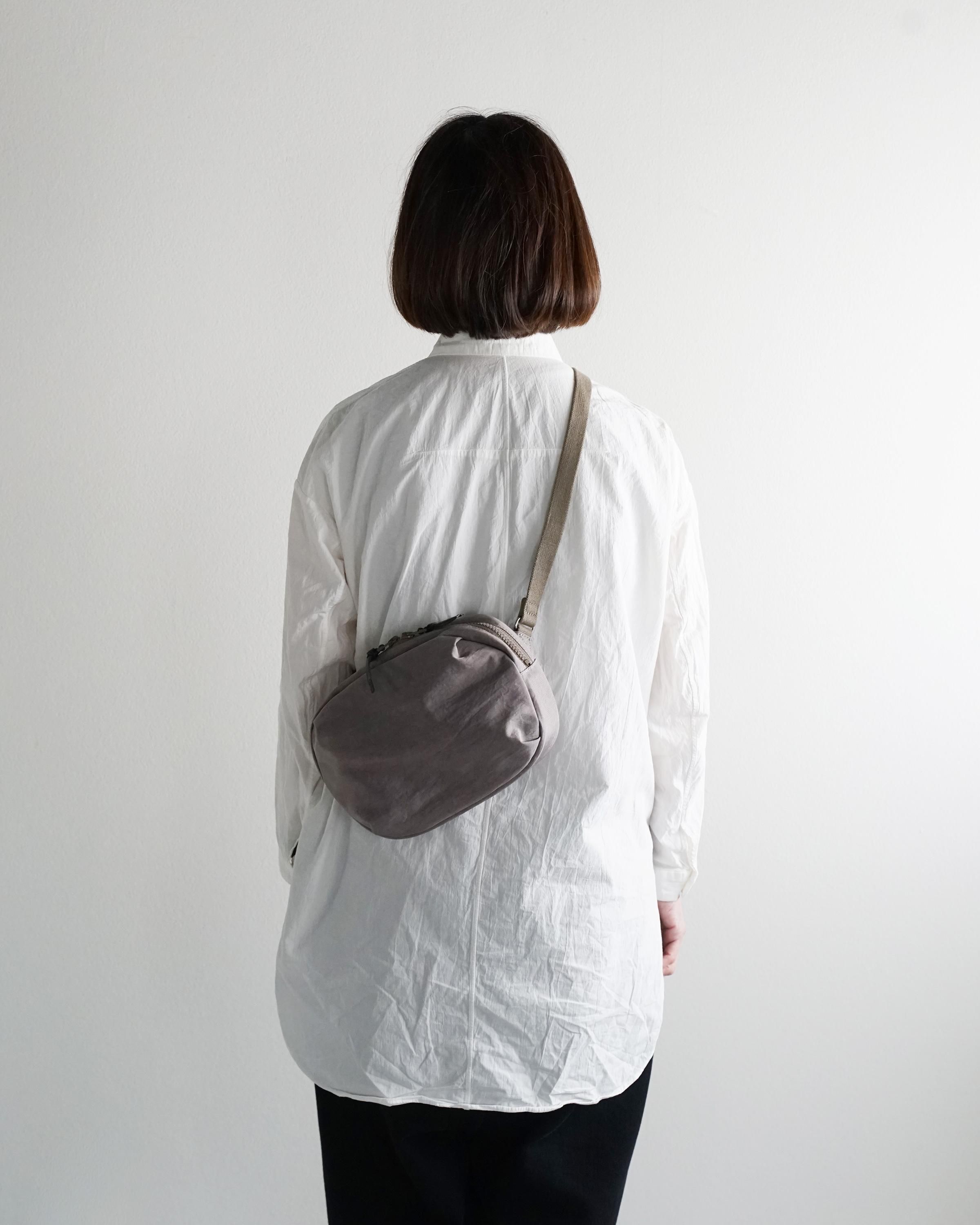 NIZYU KANO / にじゅうかのう FUKUI SIWAナイロンボディバッグS