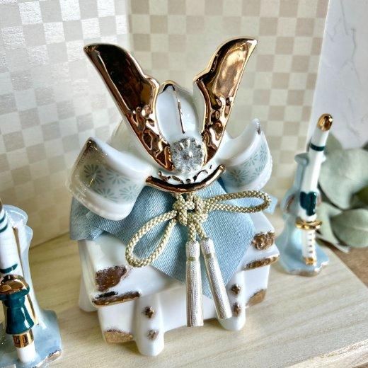 薬師窯 染絵出世兜飾り 白藍 | コンパクトなモダン兜飾り - 美濃焼と