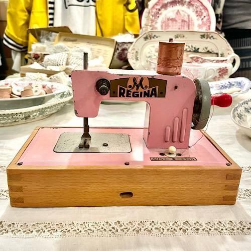 ドイツ1940〜50年代 ＊ Regina社 ＊ ピンク × アイアンのトイミシン