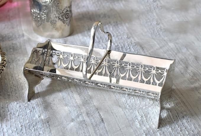 英国ヴィンテージ銀器【シルバープレート】リボンの透かしのビスケット