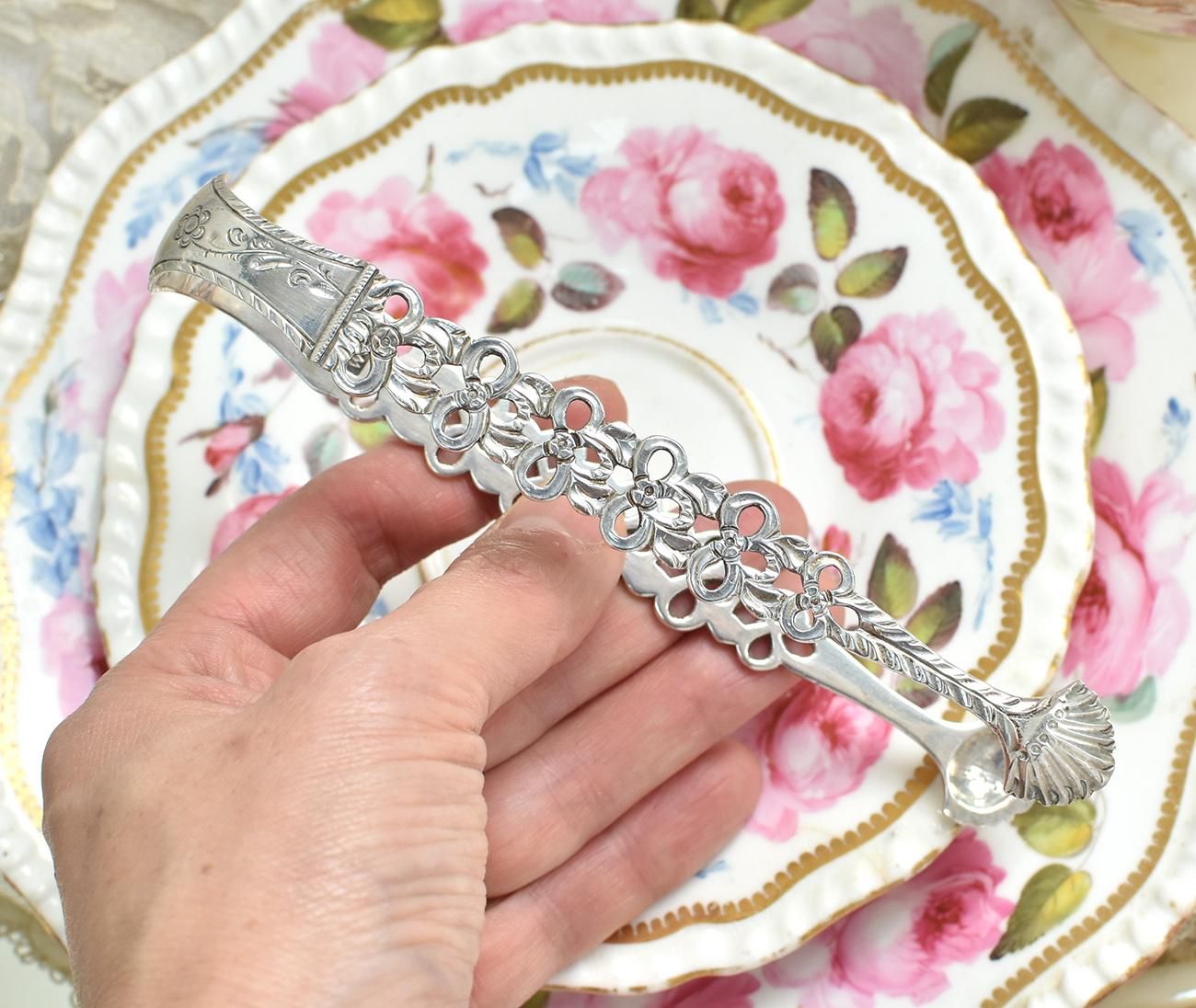 英国アンティーク銀器【純銀】透かしのシュガートング - Edwardian