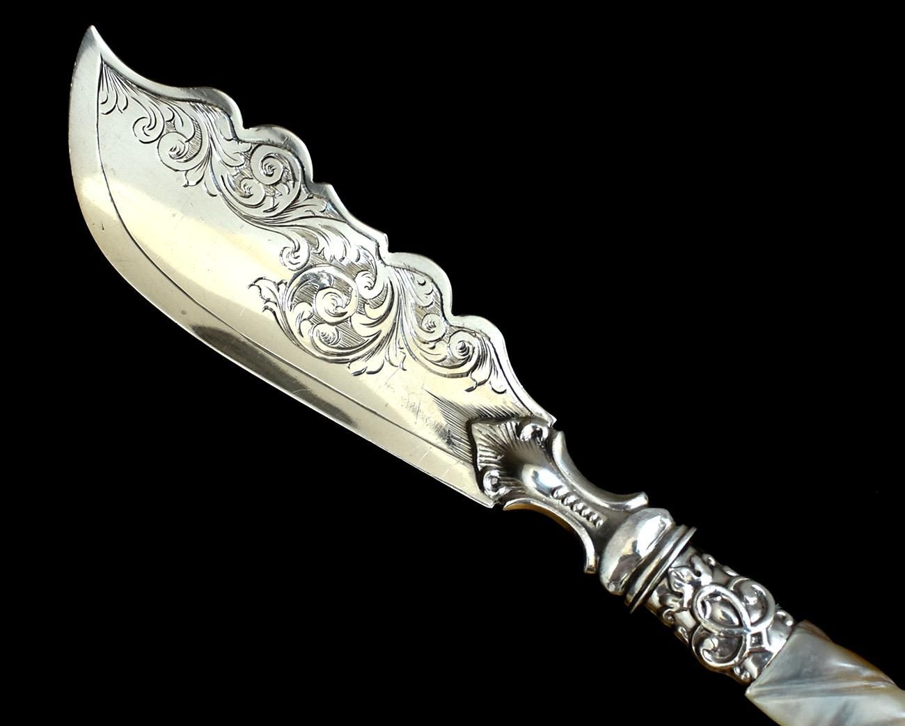 英国アンティーク銀器【純銀】1858年 白蝶貝ハンドルのバターナイフ