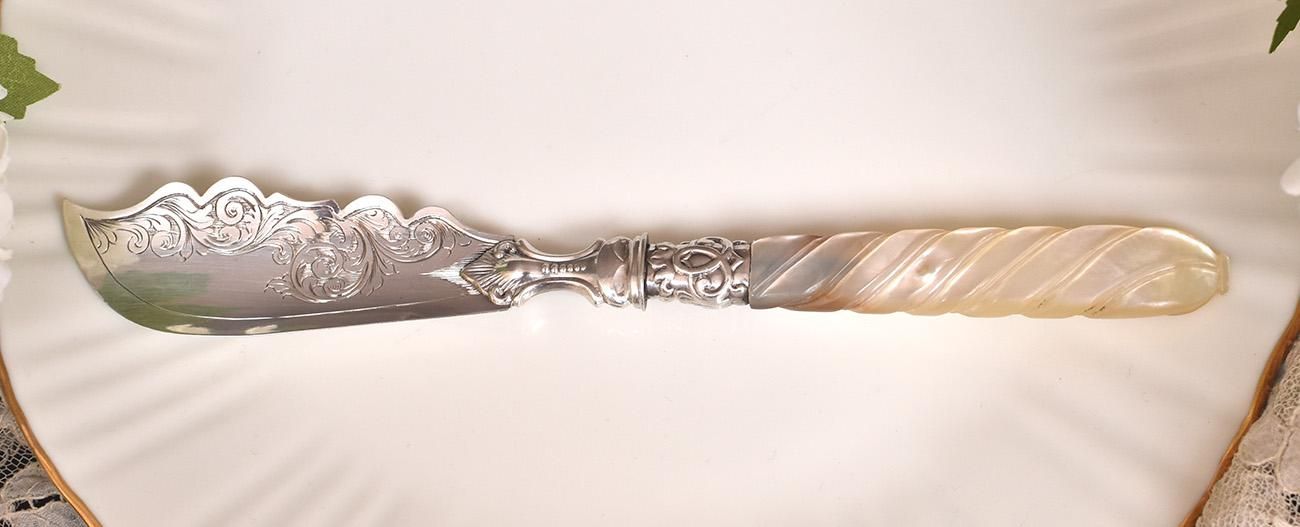 英国アンティーク銀器【純銀】1858年 白蝶貝ハンドルのバターナイフ