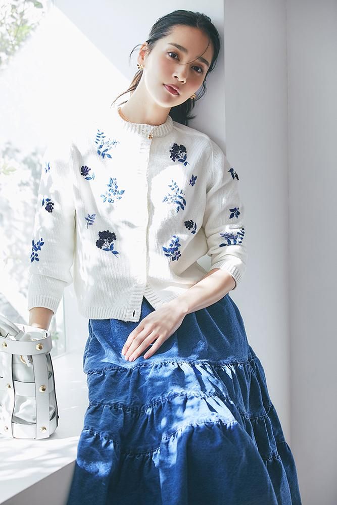 フラワー手刺繍カーディガン(ホワイト×ブルー) - seventen