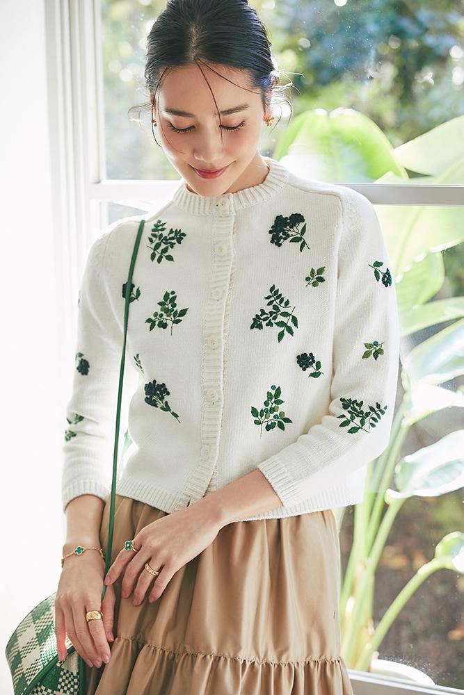 フラワー手刺繍カーディガン(ホワイト×グリーン) - seventen
