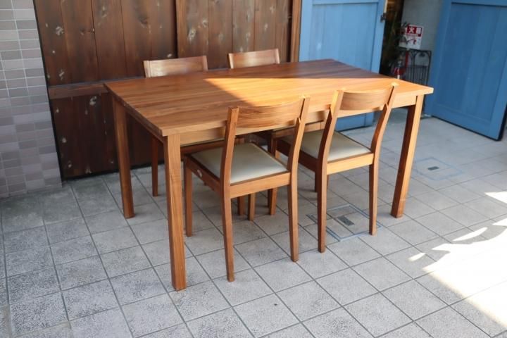 無印良品(MUJI)のウォールナット無垢材 ダイニングテーブル/140cmです