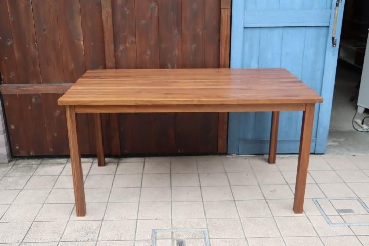 無印良品(MUJI)のウォールナット無垢材 ダイニングテーブル/140cmです