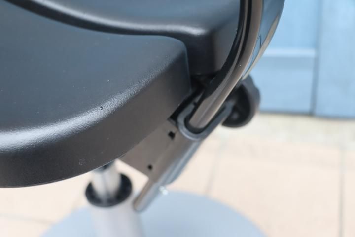 ayur chair(アーユルチェア) ルナ 丸ベースタイプです。/坐骨で座る