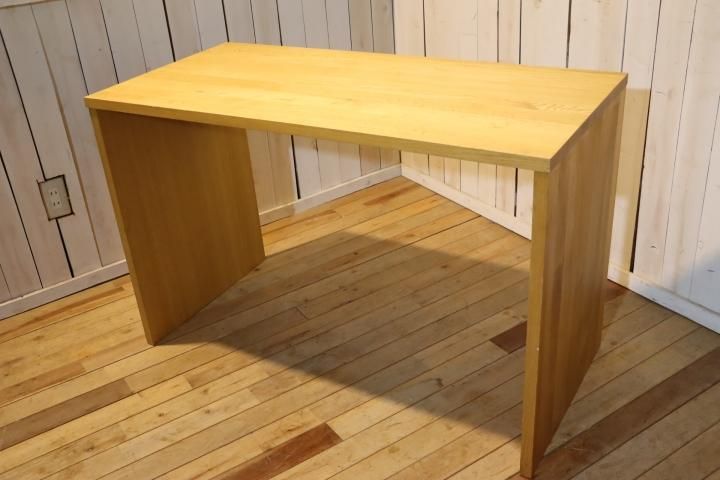 無印良品(MUJI)の人気のオーク材無垢材 パーソナルデスク。コンパクト