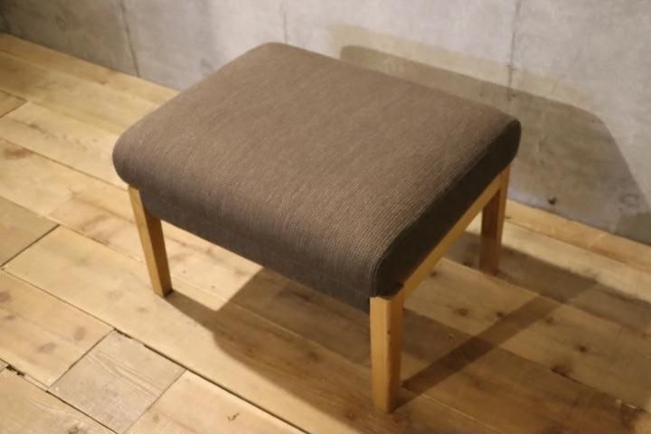 karimoku(カリモク家具) WU45 オーク材 オットマンです。北欧スタイル