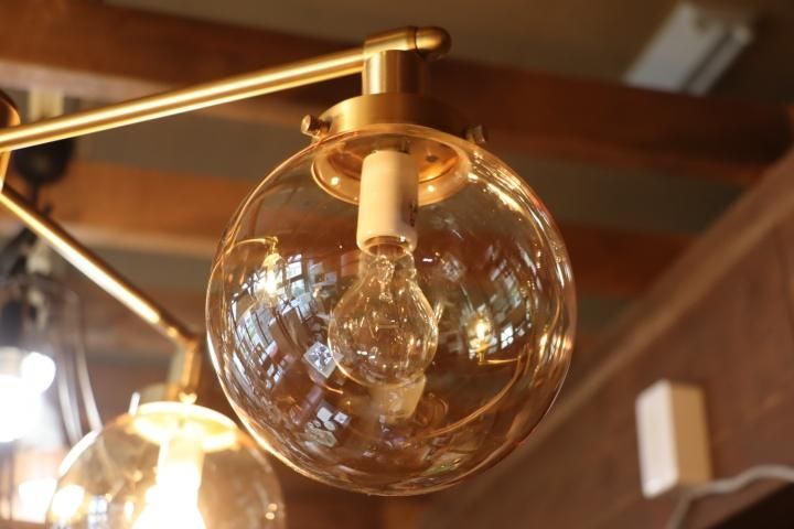 unico(ウニコ)のMOON CROSS LAMPです。 真鍮のような濃淡のある