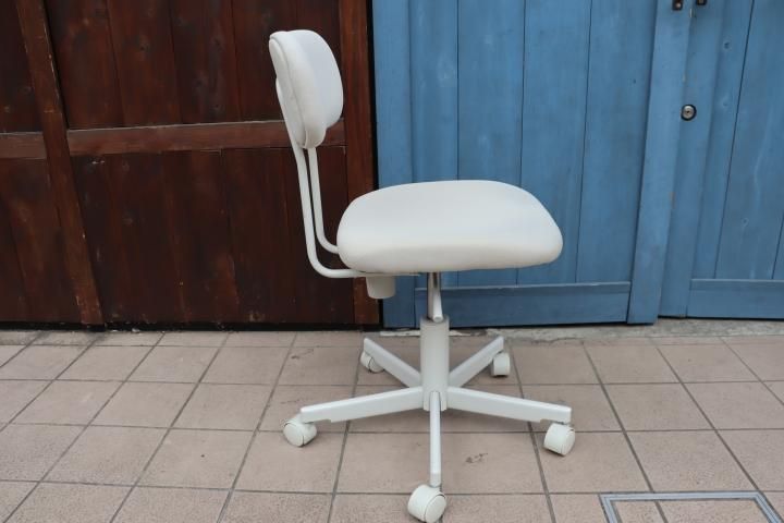 人気のMUJI（無印良品）のデスクチェアです。高さ調整可能なワーキング
