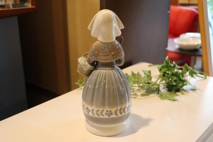 スペインLLADRO(リヤドロ)社の陶器人形の置物『フィギュリン』です