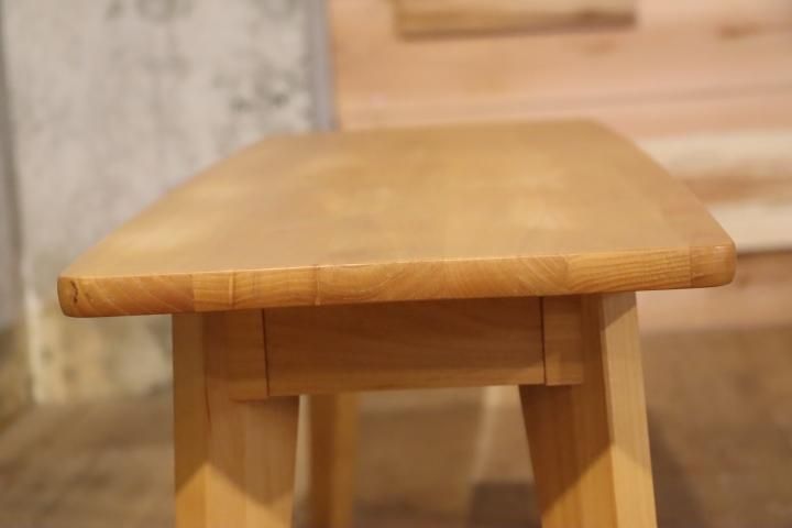 MOMO natural(モモナチュラル)のダイニングベンチ。アルダー無垢材の