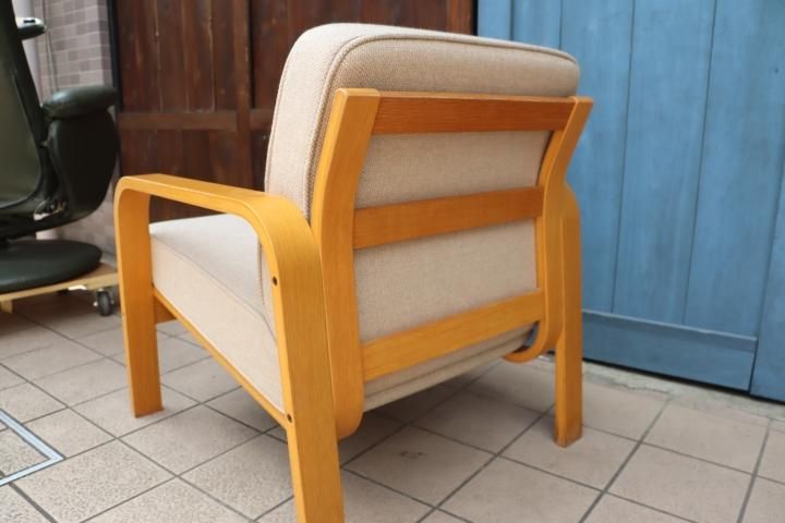 天童木工(TENDO)のシングルソファです。滑らかなフレームとナチュラル