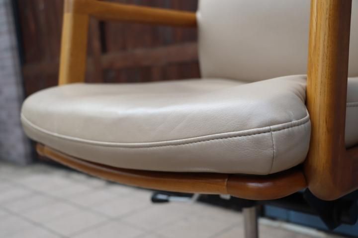 老舗家具メーカーHAMAMOTO(浜本工芸)のナラ無垢材を使用した書斎椅子