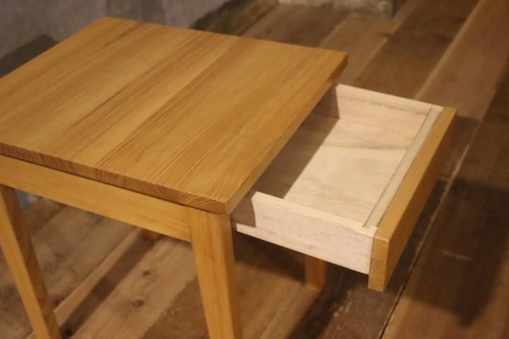 無印良品(MUJI)の人気のタモ材 サイドテーブルです！無垢ならではの