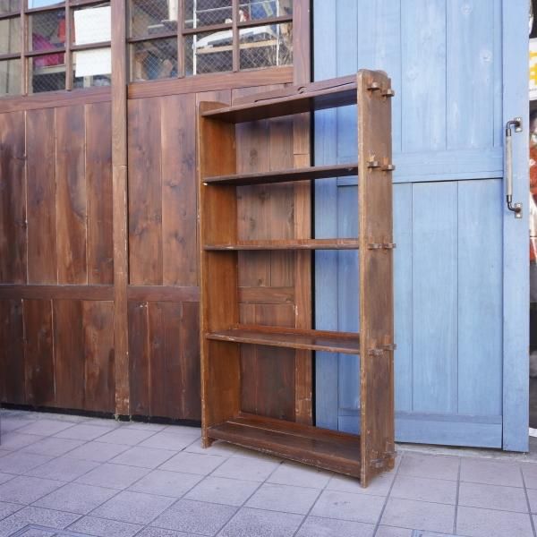 昭和レトロなヴィンテージ ブックシェルフです。使い込まれた風合いが