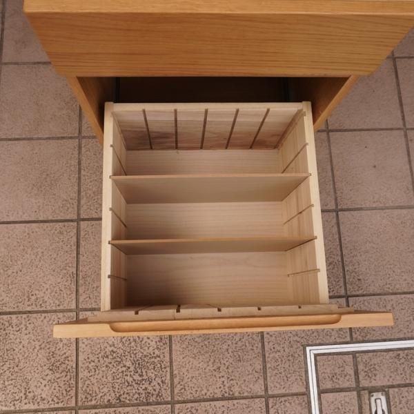 人気のMUJI(無印良品)のオーク無垢材 デスクキャビネット。シンプルで