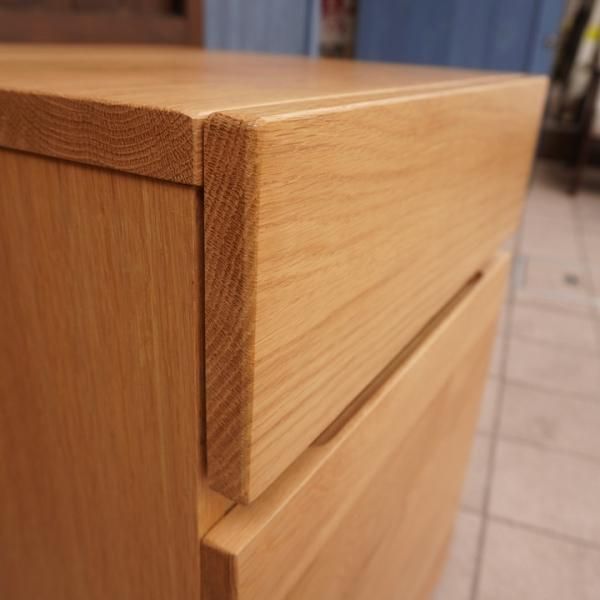 人気のMUJI(無印良品)のオーク無垢材 デスクキャビネット。シンプルで