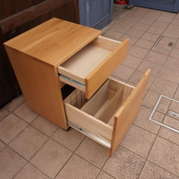 人気のMUJI(無印良品)のオーク無垢材 デスクキャビネット。シンプルで