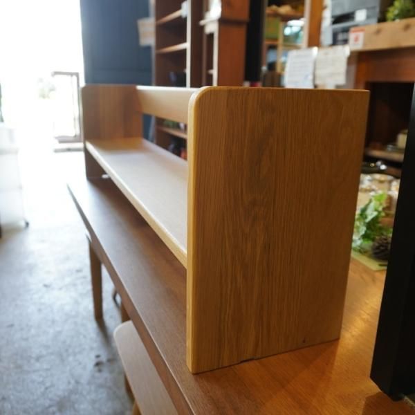人気の無印良品(MUJI)のオーク無垢材デスク用上置き棚です。オーク無垢