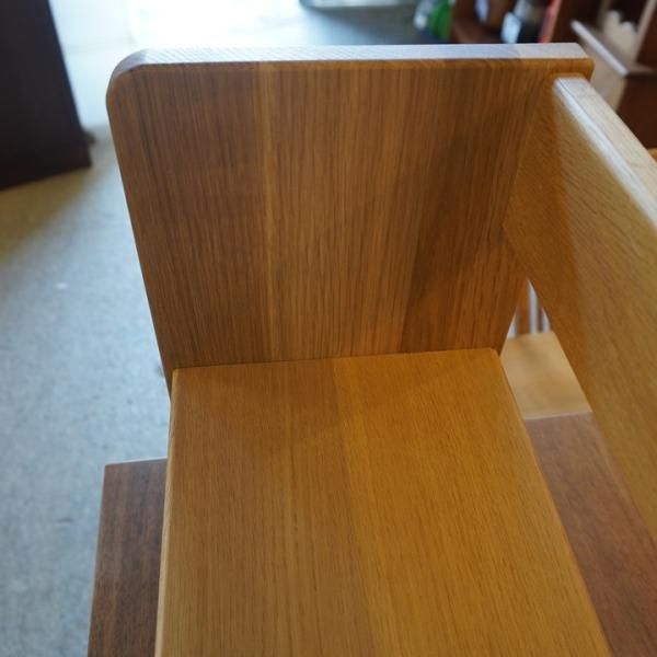 人気の無印良品(MUJI)のオーク無垢材デスク用上置き棚です。オーク無垢