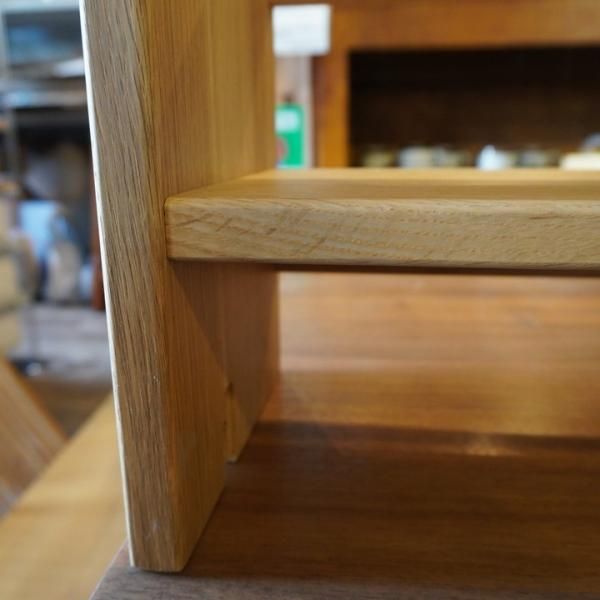 人気の無印良品(MUJI)のオーク無垢材デスク用上置き棚です。オーク無垢