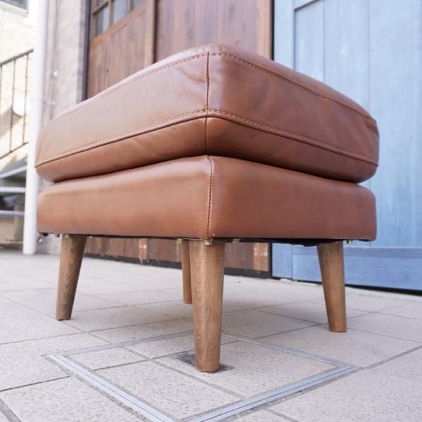 人気のunico(ウニコ)よりMOLN(モルン) レザー オットマンです。北欧