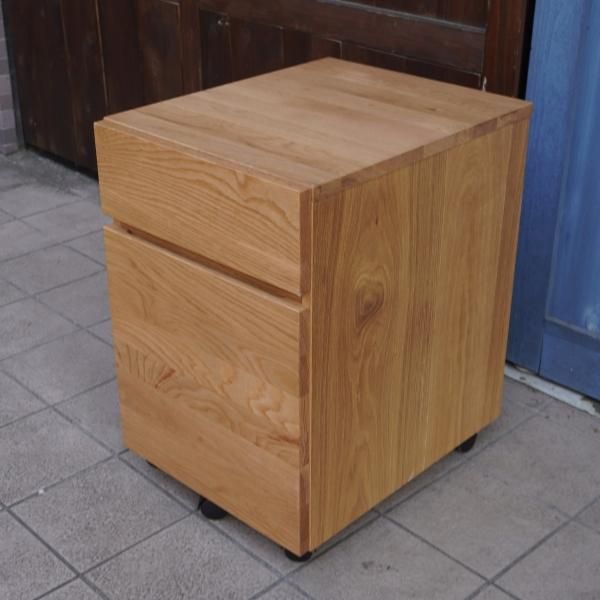 人気のMUJI(無印良品)のオーク無垢材 デスクキャビネット。シンプルで