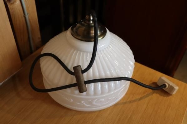 乳白色のガラスシェードとレトロなフォルムが魅力のペンダントライト