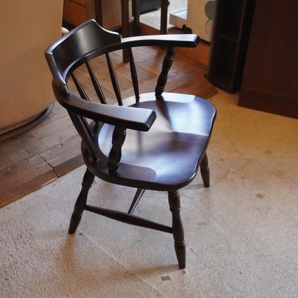 北海道民芸家具(HOKUMIN)のカバ無垢材を使用した、キャプテンチェア