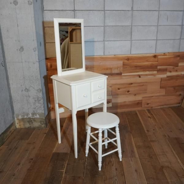 Francfranc(フランフラン)の白を基調とした可愛らしいリリオドレッサー