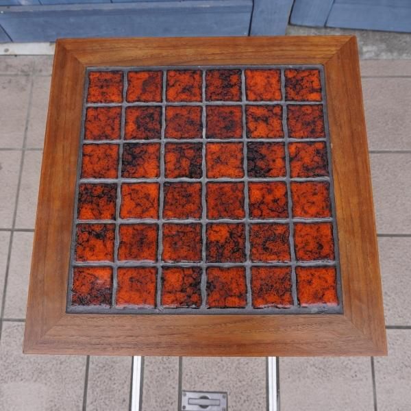 デンマーク製のチーク材×タイルトップのサイドテーブルです。オレンジ